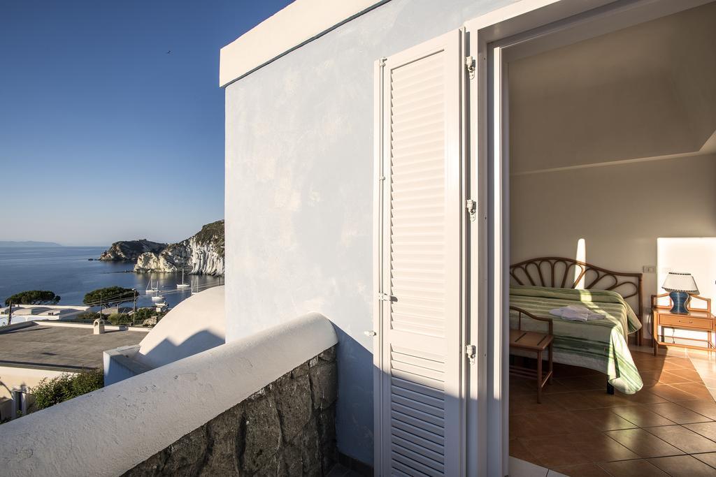 Hotel Villaggio Dei Pescatori Понца Екстериор снимка