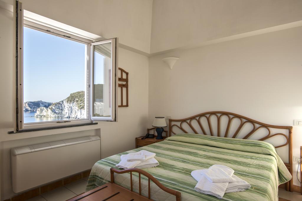 Hotel Villaggio Dei Pescatori Понца Екстериор снимка