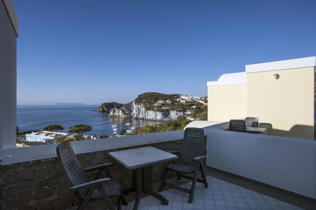 Hotel Villaggio Dei Pescatori Понца Екстериор снимка